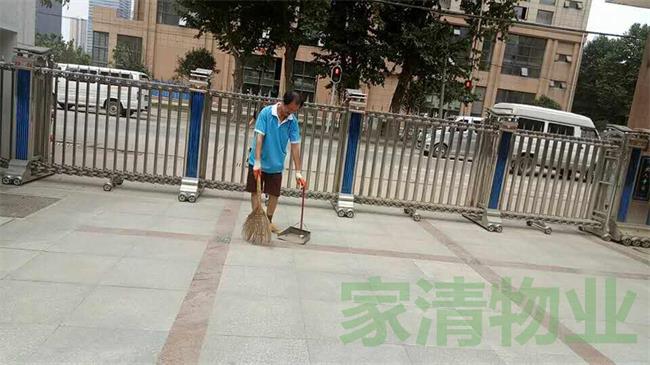 湖大附中：重點中學校園保潔