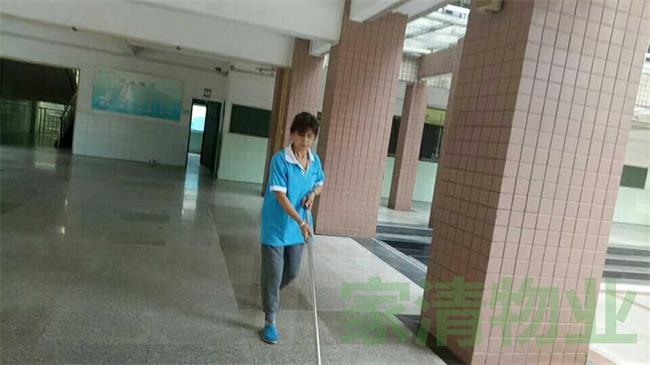 湖大附中：重點中學校園保潔